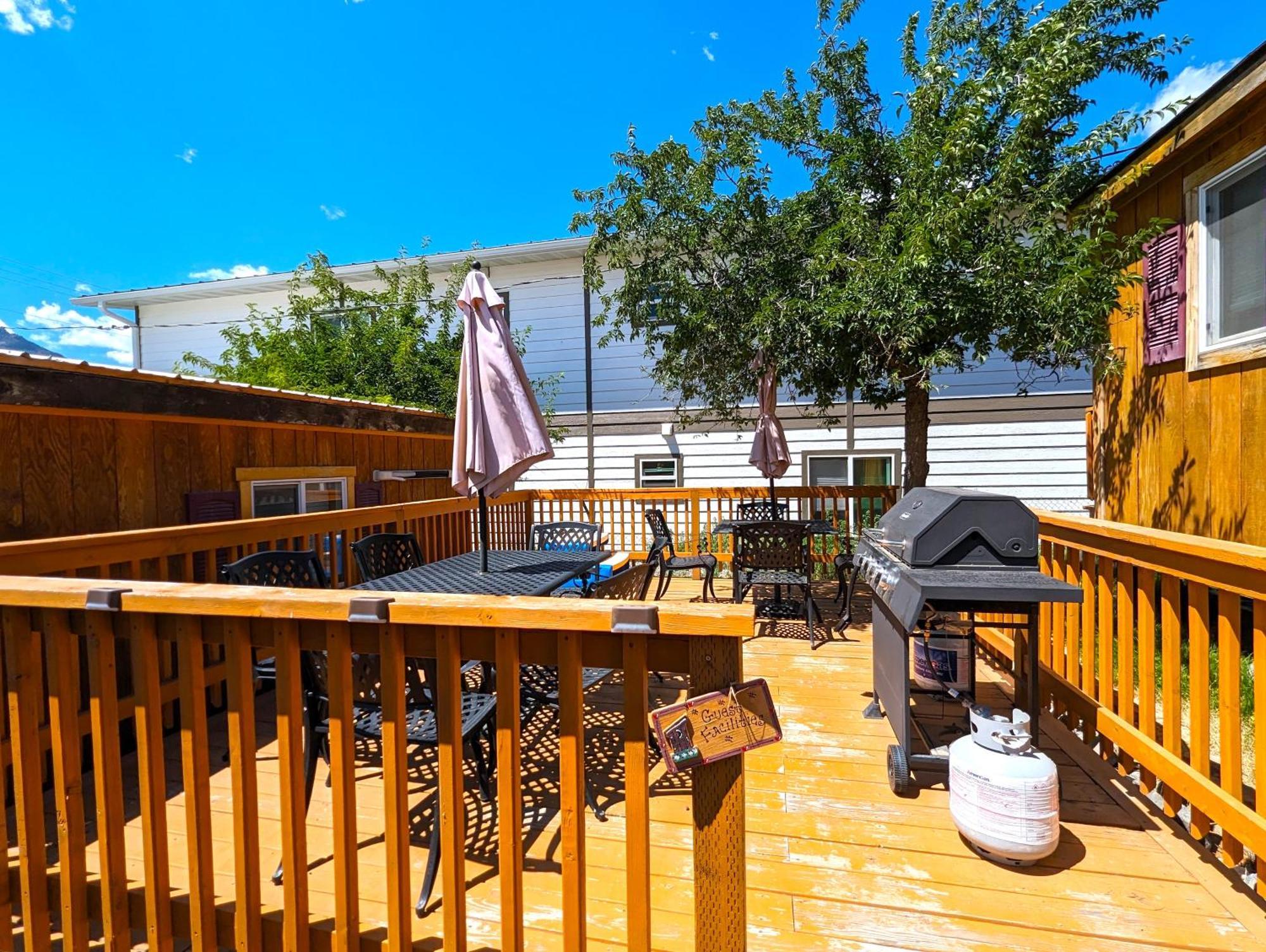Yellowstone'S Treasure Cabins Гардинер Экстерьер фото