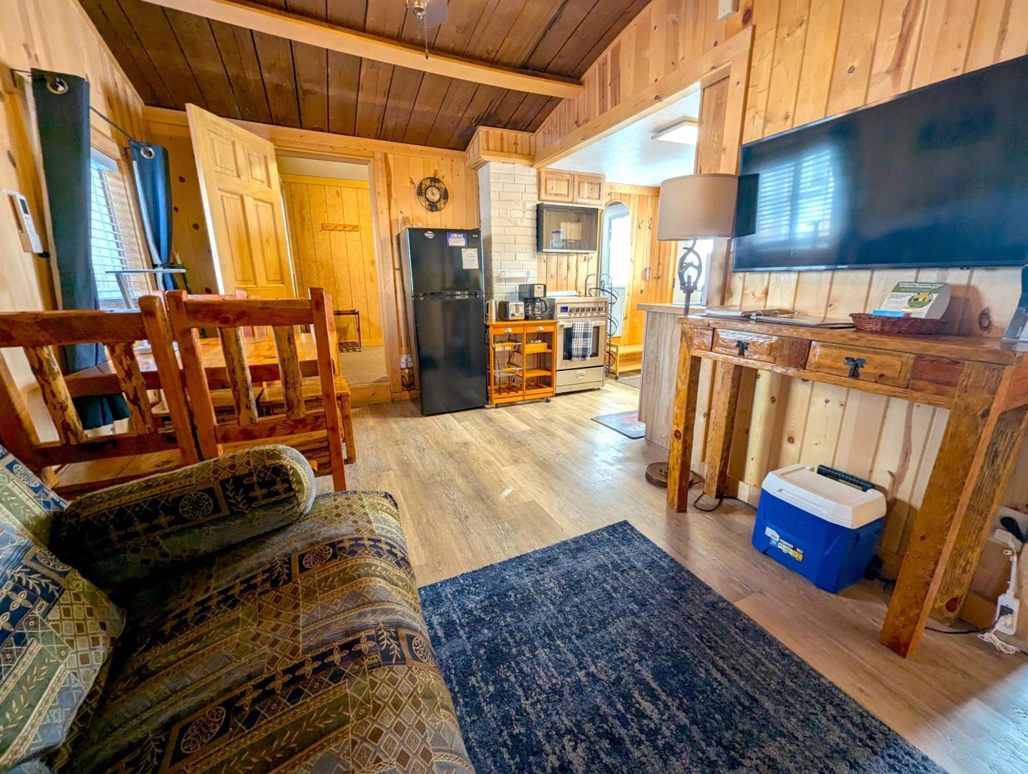 Yellowstone'S Treasure Cabins Гардинер Экстерьер фото