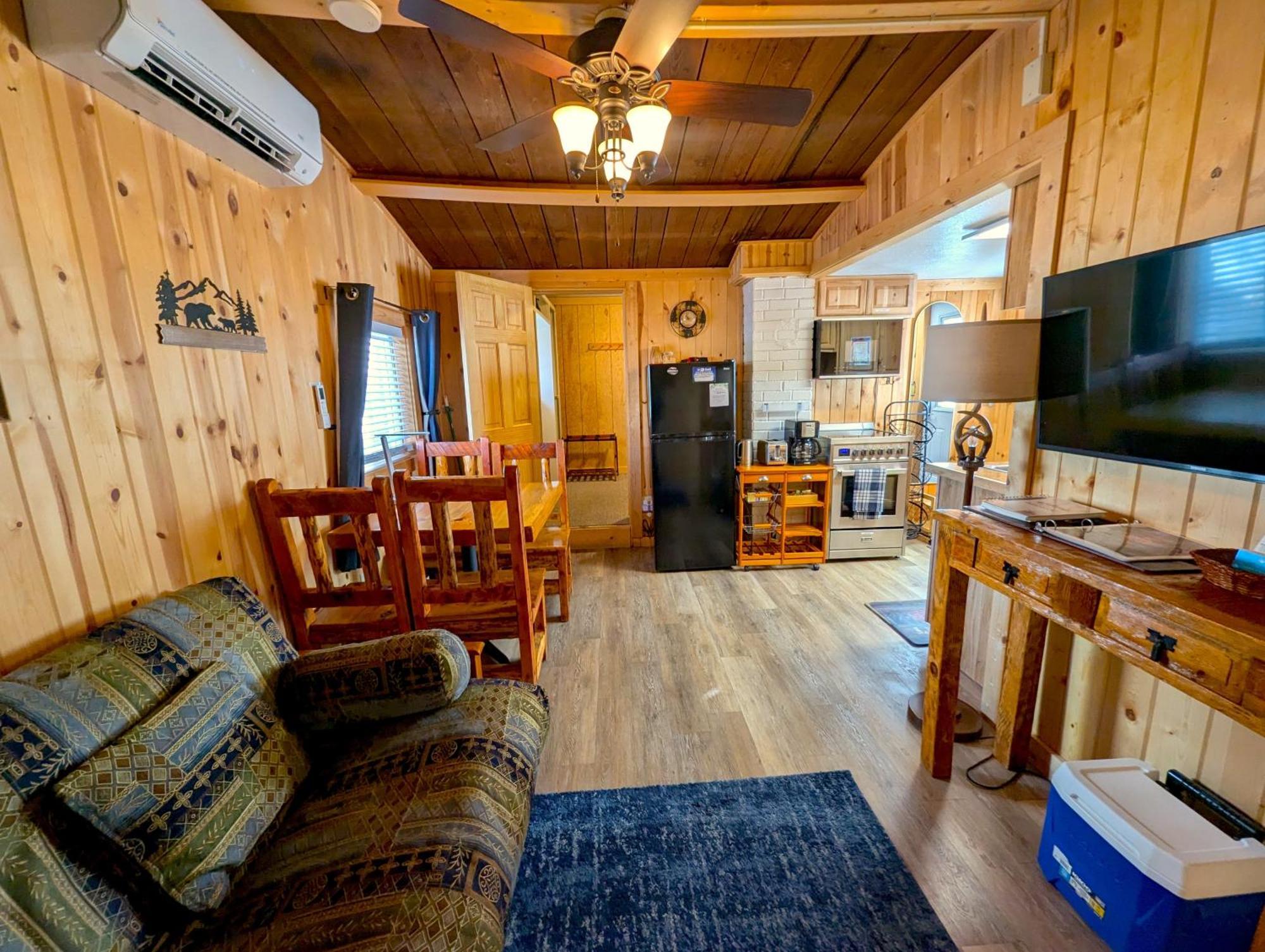 Yellowstone'S Treasure Cabins Гардинер Экстерьер фото